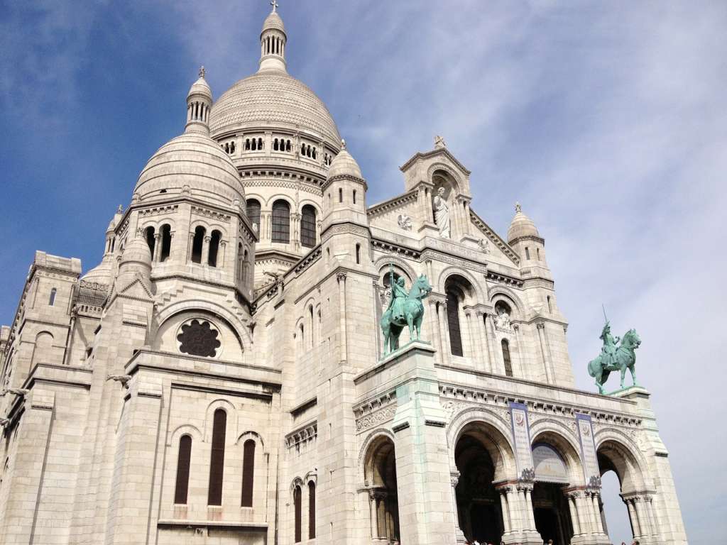 Quelle différence entre Église, cathédrale et basilique